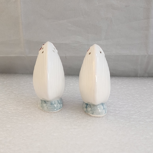 Shiken Bone China Clam Shell Salt & Pepper Shakers - Picture 3 of 9